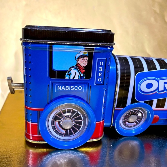 OREO TIN TRAIN VTG 1997 KEY & MUSIC BOX INSIDE PLAYS IT’S A SMALL WORLD NABISCO - Picture 2 of 13